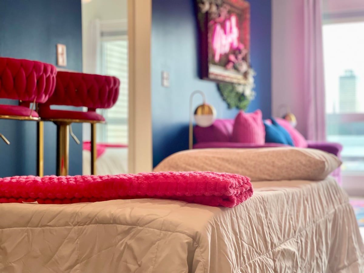 Successful Airbnb property: Gals Getaway! Free Parking-Walk 2 Broad-City View! in Downtown