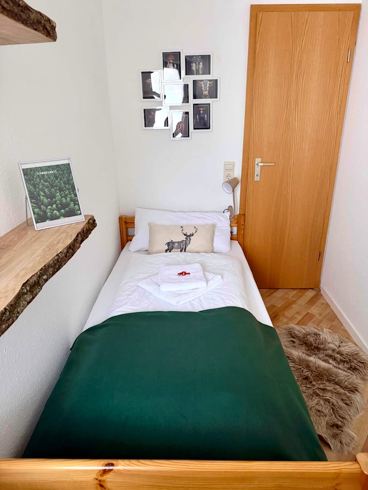 שנית, חדר שינה קטן עם מיטת יחיד.