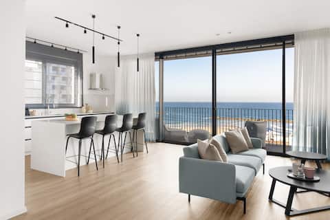 Luxury 2BD Beach Apartment (210)