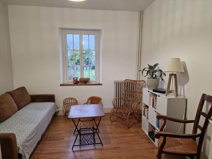 Всекидневна с разтегателен диван, библиотека с книги за възрастни и деца, настолни игри и игри за деца 