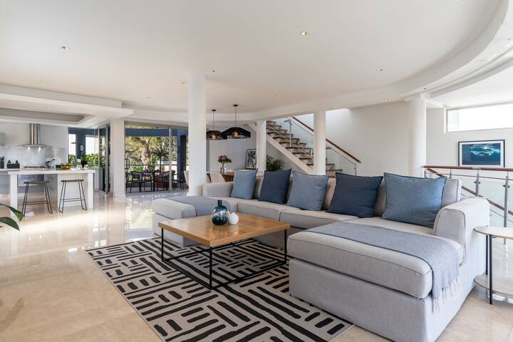 Camps Bay Luxury Villa gallery image 3