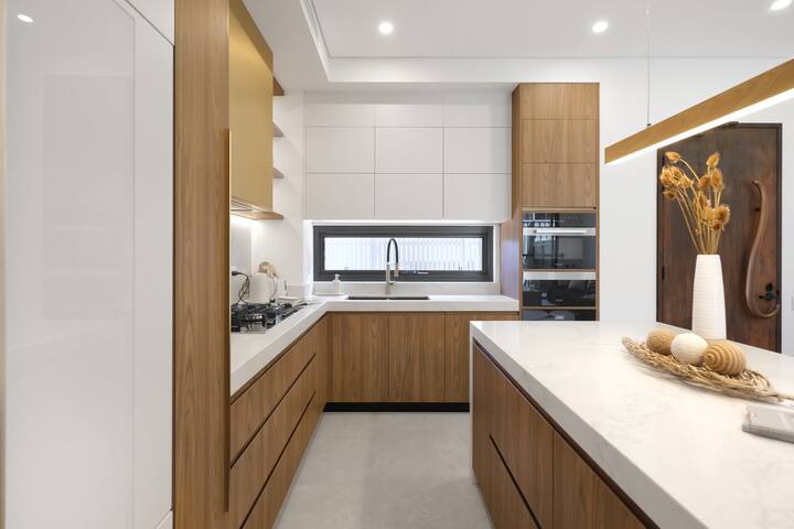 Miranda Lux & New 5-BR Townhouse + 2 free parking gallery image 5