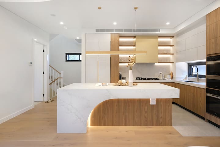 Miranda Lux & New 5-BR Townhouse + 2 free parking gallery image 2