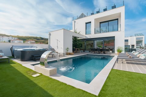 Paradise Villa, luxury villa near the beach