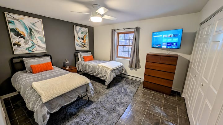 Bedroom 1: 2 twin beds, smart TV