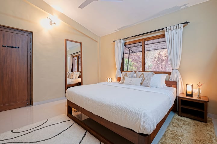 Ensuite Bedroom Located in the first Floor with a King Size Mattress , a cozy space with an attached Bathroom