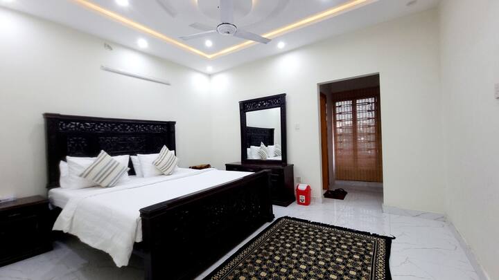 Dhomë gjumi luksoze me krevat dopio "king size", dollap, dollap, inverter AC / Ngrohje dhe banjë ngjitur. 