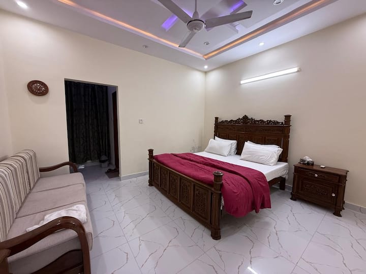 Krevat dopio, divan, dollap, kondicioner dhe ngrohje, banjë e bashkangjitur.