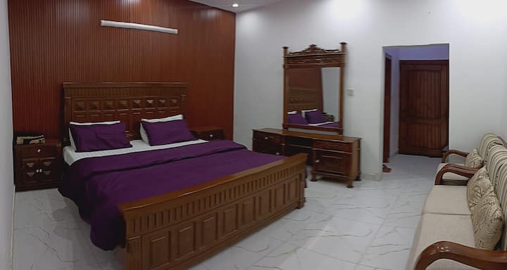 Dhomë luksoze me krevat dopio "king", tavolinë për t'u veshur, divan, dollap, kondicioner/ngrohës inverter, televizor dhe banjë ngjitur. 