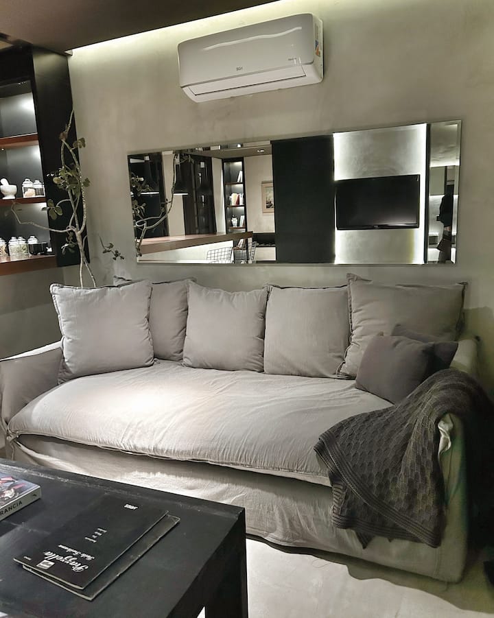Two-room apartment with terrace in Monserrat