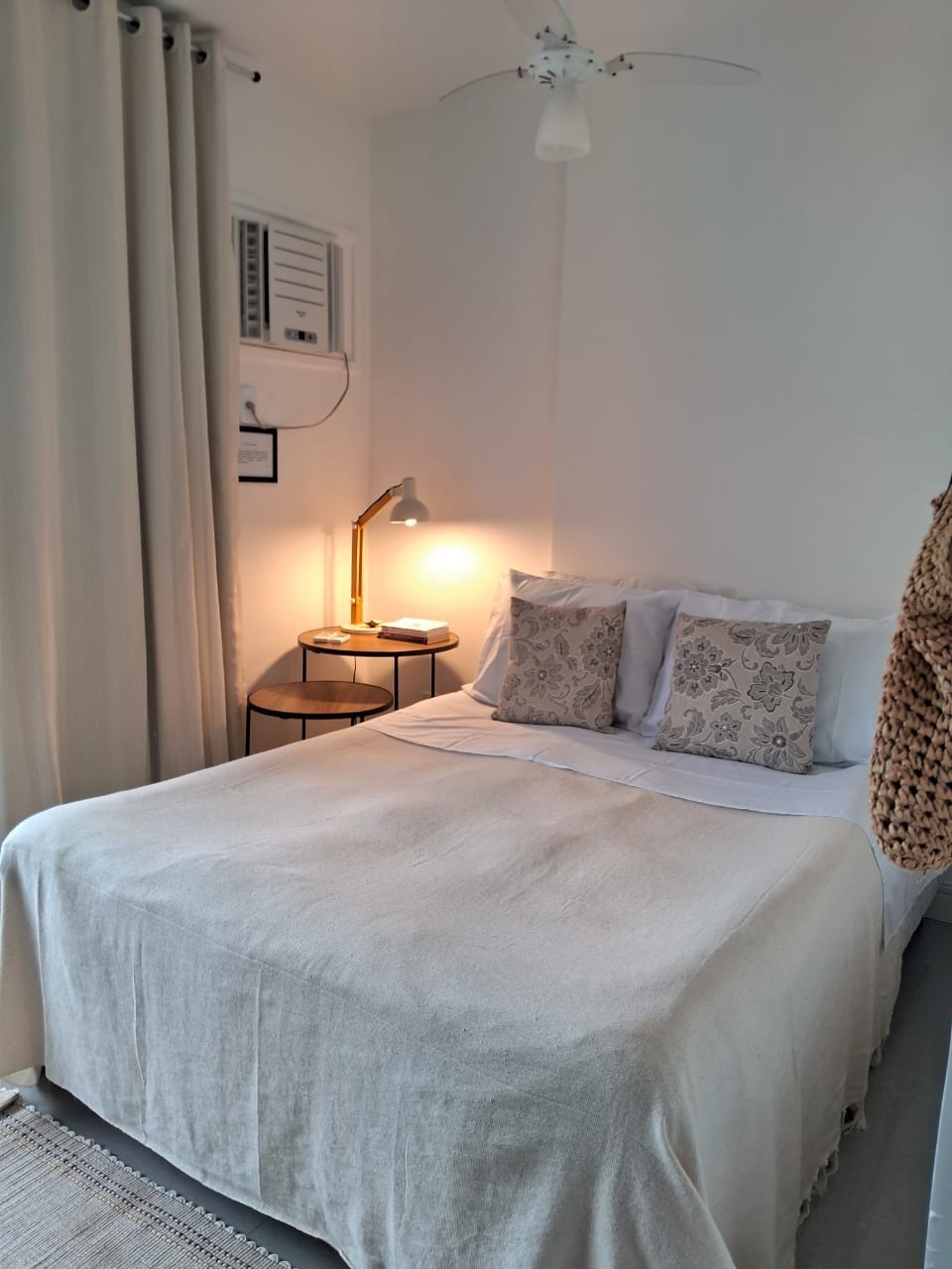 Легло Casal с горна възглавница за най - добър комфорт. 

Предлагаме спално бельо от 100% памук.