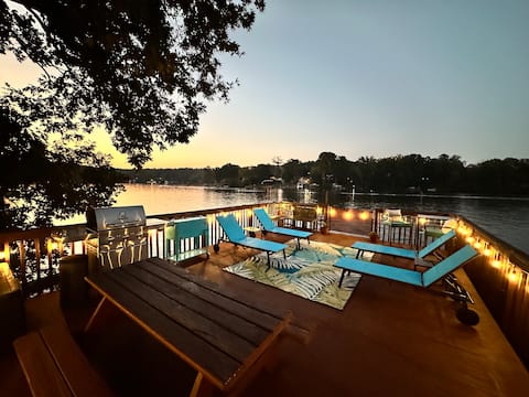 Lakefront Retreat with Luxury Touch