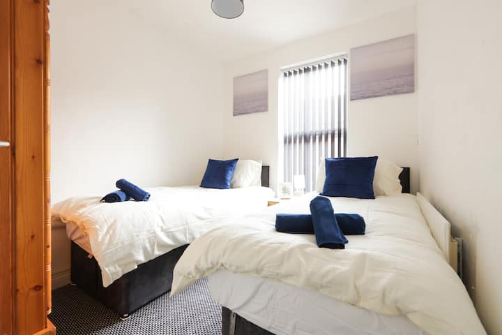 El dormitorio cuenta con dos cómodas camas individuales con ropa de cama y toallas limpias, lo que garantiza un ambiente acogedor. 