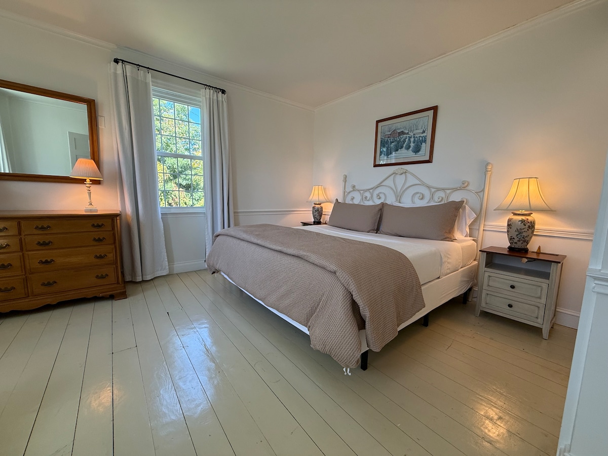 加大双人床，可欣赏西方景观。 全衣橱、起居区和书桌。 在凉爽的月份享受温暖的床垫垫。