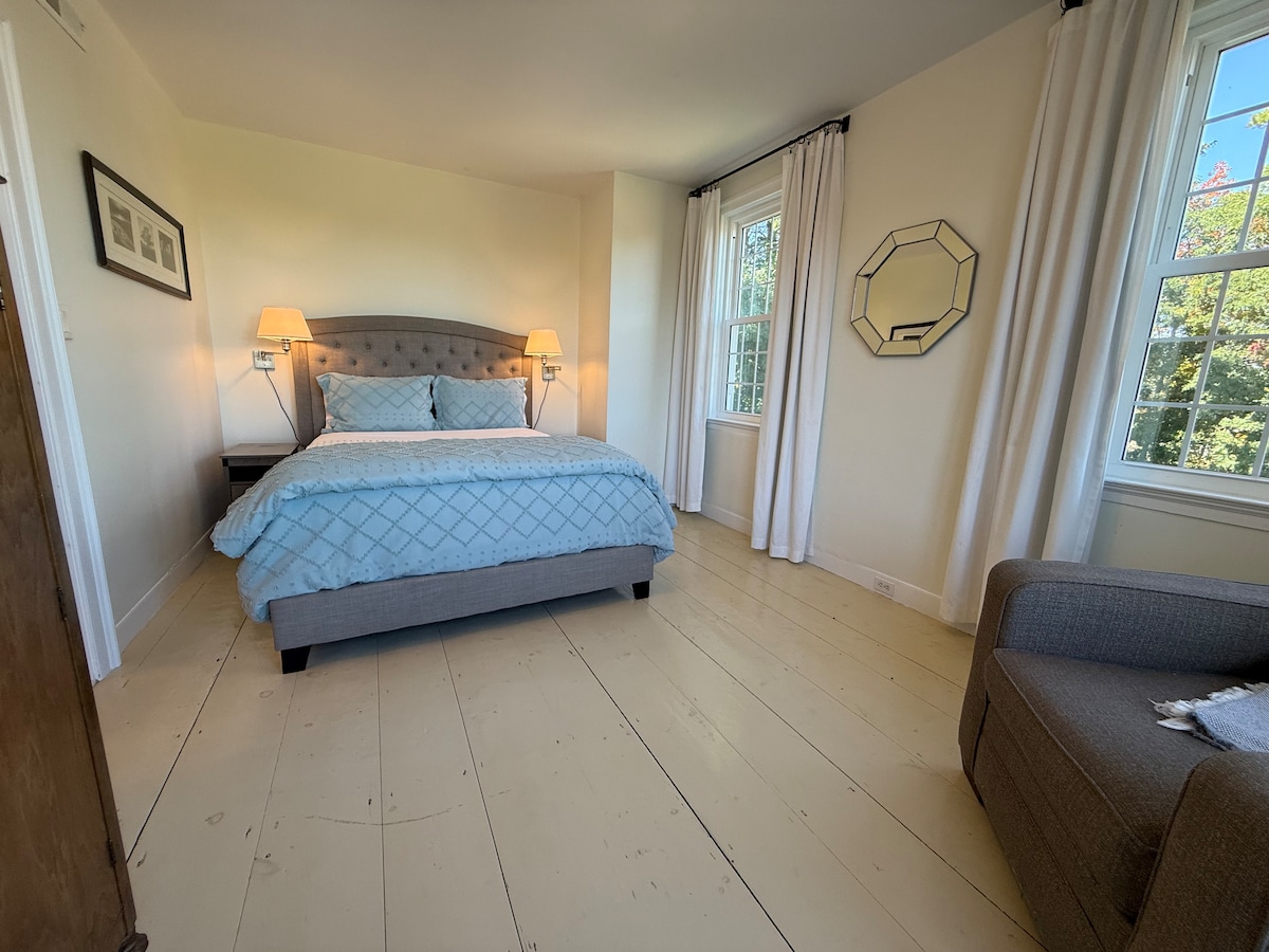 卫生间外设有标准双人床，配备舒适的椅子，可俯瞰邻近农场的东部景观。 在凉爽的月份享受温暖的床垫垫。