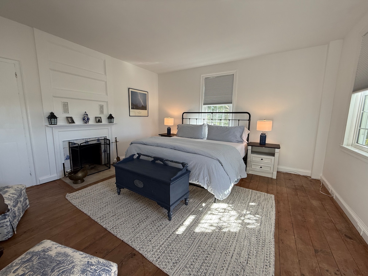 配有加大双人床、衣橱和置物架，可欣赏西部景观。 在凉爽的月份享受温暖的床垫垫。