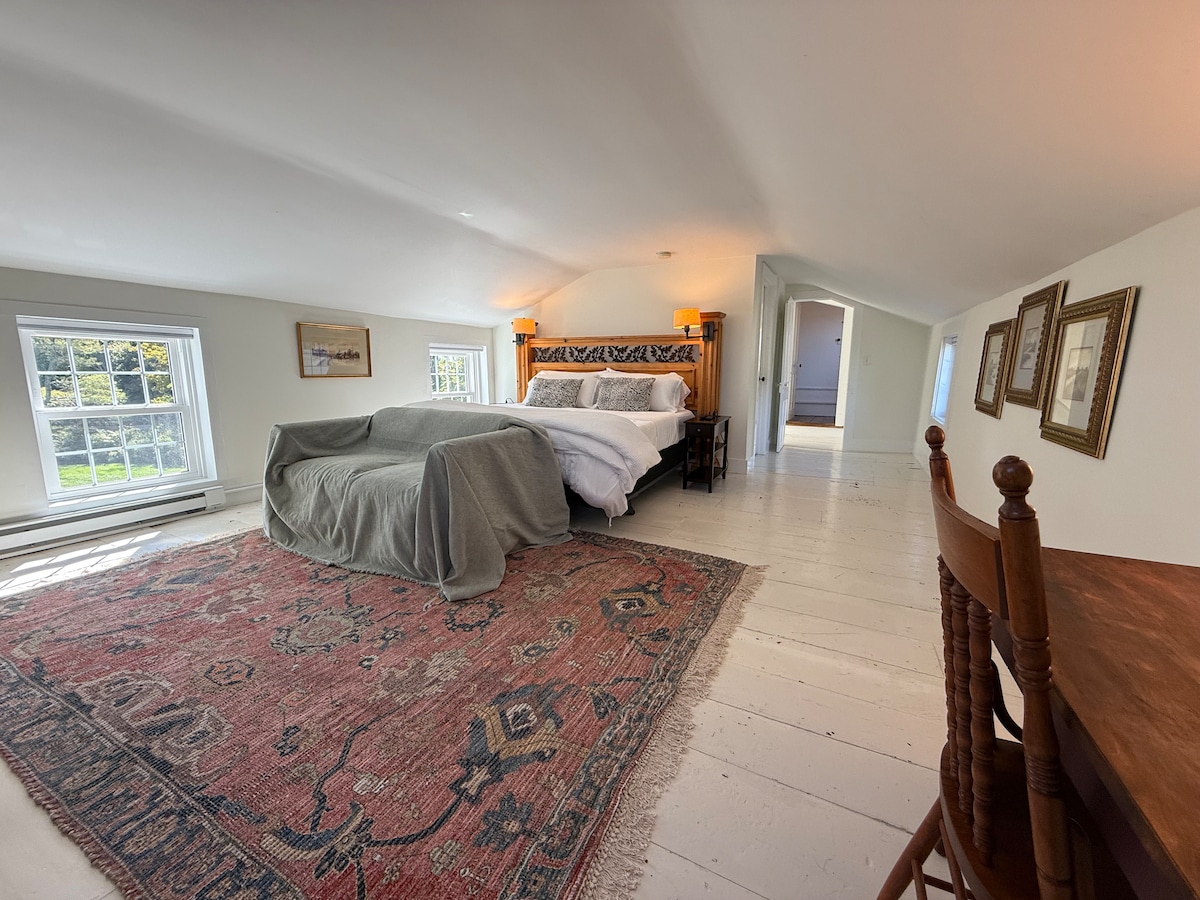 配备平板电视、起居区、书桌和步入式衣帽间的加大双人床。 位于厨房上方，可欣赏南方景观。 在凉爽的月份享受温暖的床垫垫。