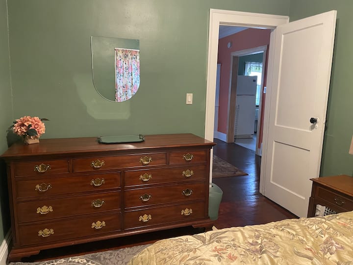 Toto je predná spálňa vedľa jedálne. Má veľkú prechádzku v skrini. 