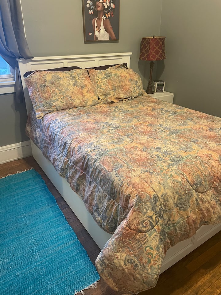 Toto je posteľ v plnej veľkosti s výsuvným lôžkom pod ňou, ktoré sa používa len zriedka kvôli tesnosti priestoru. 