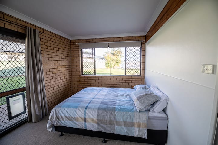 Grande quarta camera da letto con tanto spazio per una coppia o il tuo figlio più grande. Nessun ventilatore a soffitto in questa stanza, ma belle brezze direttamente dall'acqua e, essendo una casa a doppio mattone, il piano inferiore è sempre più fresco. 