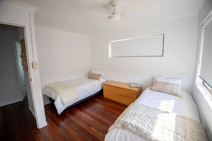 Camera per bambini con 2 letti singoli e molti libri e giochi per bambini. 