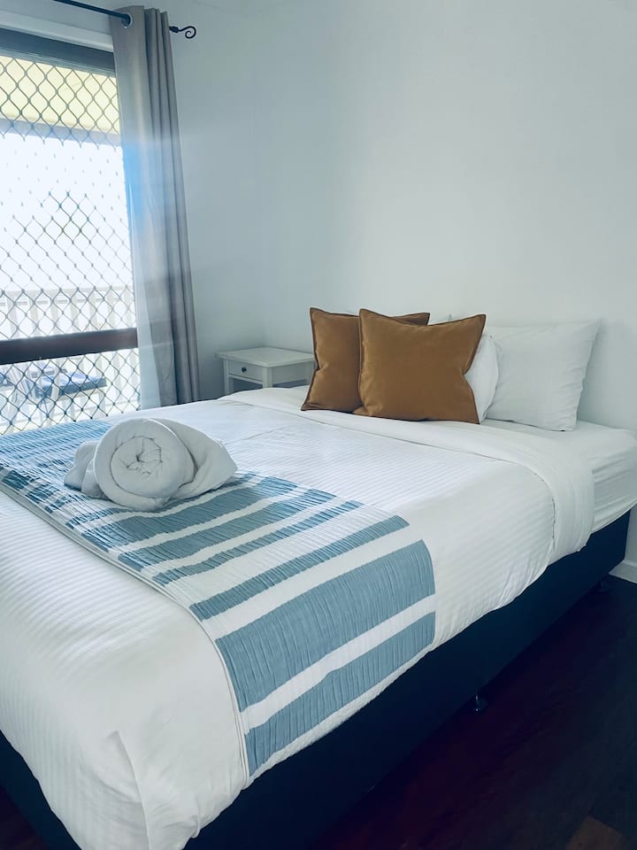 La camera da letto 3 ha un nuovo armadio e una piacevole brezza che arriva direttamente dalla terrazza posteriore. Questa è la mia stanza preferita per godersi un riposo pomeridiano dopo una nuotata mattutina in spiaggia.