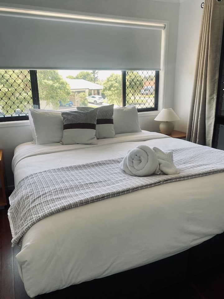 Camera da letto principale con bagno privato costruito sul vecchio balcone. Stanza libera ottima per riporre tutte le valigie e le borse di riserva durante il soggiorno. Ventilatore a soffitto, letto king-size e armadi nuovi.  