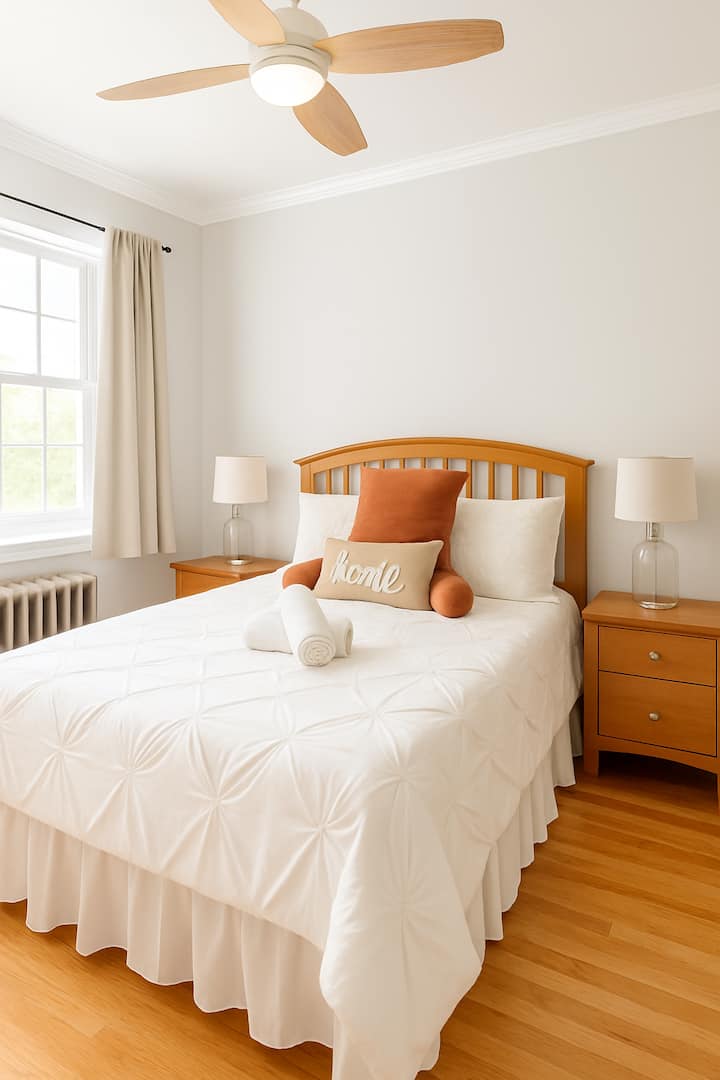 时尚的标准双人床，配备优雅的照明和木地板