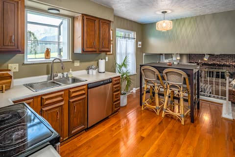 Centrally Located near airport, Museums, and More