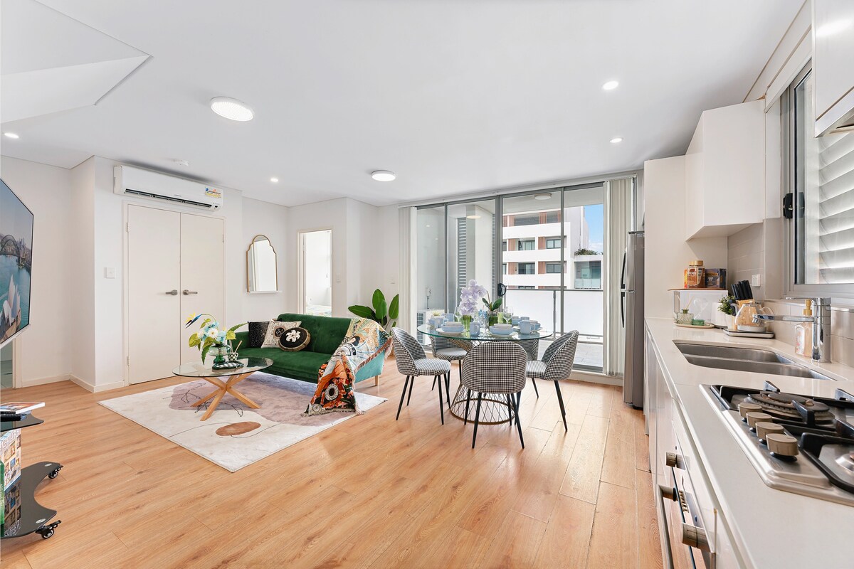 Top performing Airbnb: Central location 3 Brs high rise APT walkToStation in Burwood