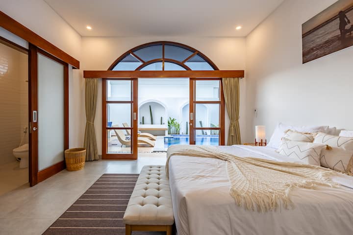 Quarto nº 1, cama confortável com um vislumbre da piscina