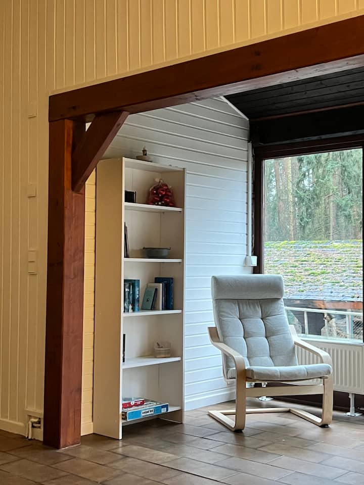 Პატარა კონსერვატორია გარეთ უამრავი „ხედით“. Აქ შეგიძლიათ შესანიშნავად დაჯდეთ და დაისვენოთ.