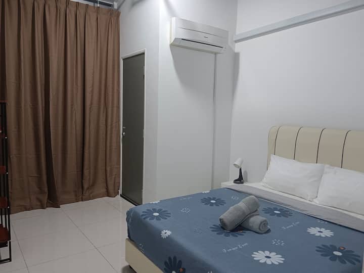 Dormitorio 2 con 1 cama tamaño queen.