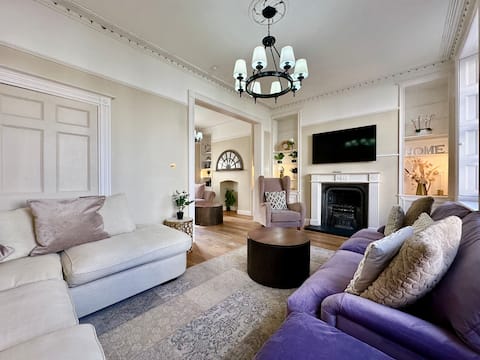 Popular Airbnb listing: Beautiful 5-Bed Regency Home in Montpellier in Leckhampton With Warden Hill