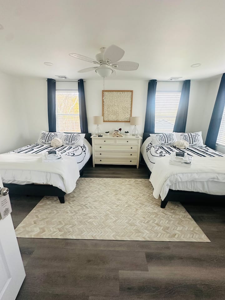 בחדר הזה יש שתי מיטות קווין סייז ושידה. יש חדר רחצה ושירותים בקומה הזו גם לחדר השינה הזה. 