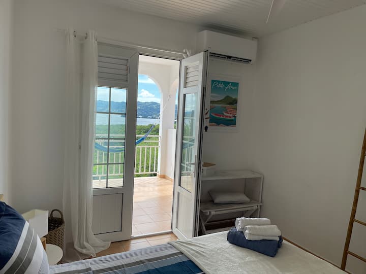 Dhomë gjumi me ajër të kondicionuar dhe ventilator, me diell me tarracë dhe pamje nga Robert Bay. 