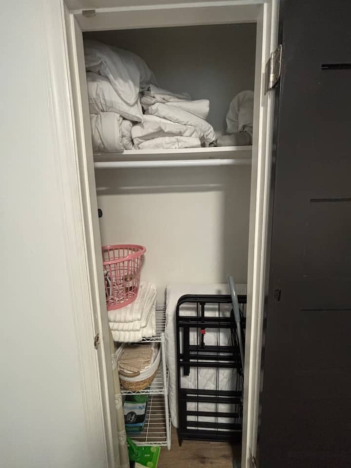 V kancelárskych priestoroch je k dispozícii jednolôžková rozkladacia detská postieľka.