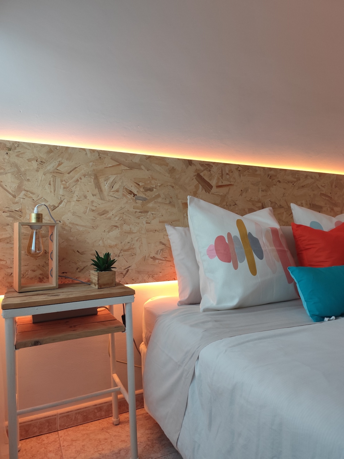 宽敞的卧室，配备150厘米的双人床、LED照明和大衣柜。