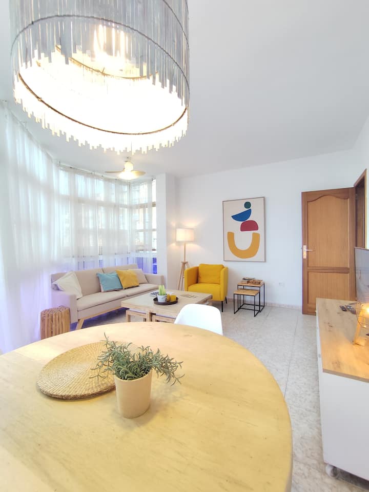 ห้องรับประทานอาหารล้อมรอบด้วยหน้าต่างสูงจากพื้นถึงเพดาน มีเตียงโซฟา พื้นที่อ่านหนังสือ โต๊ะกาแฟพร้อมเก้าอี้สตูล โต๊ะรับประทานอาหาร และตู้ทีวีจอแบน (มีพัดลมเพดานเหนือพื้นที่โซฟา)