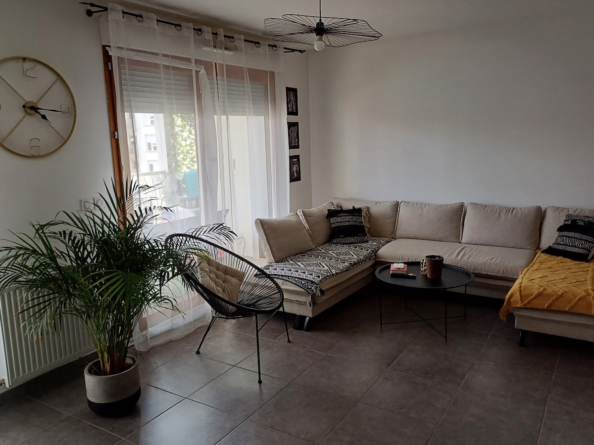 Top Airbnb: Charming 2-bedroom, Carre de Soie in Villeurbanne