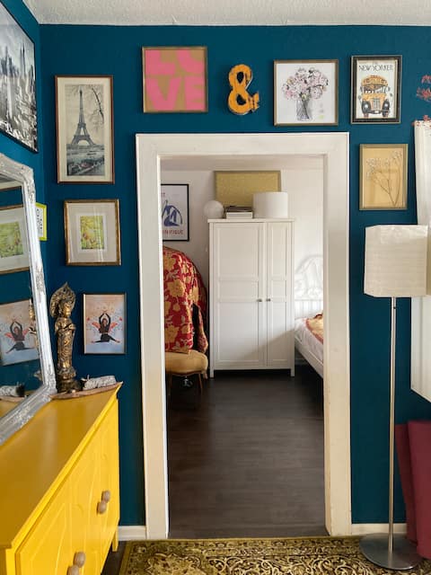 Beliebte Airbnb-Anzeige: Artsy & super cozy flat - 15 mins to city center in Frankfurt Am Main