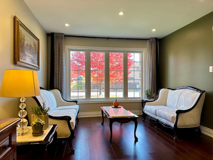 Luxury 3-bedroom Detached House | 2 Free Parking - Barrie
