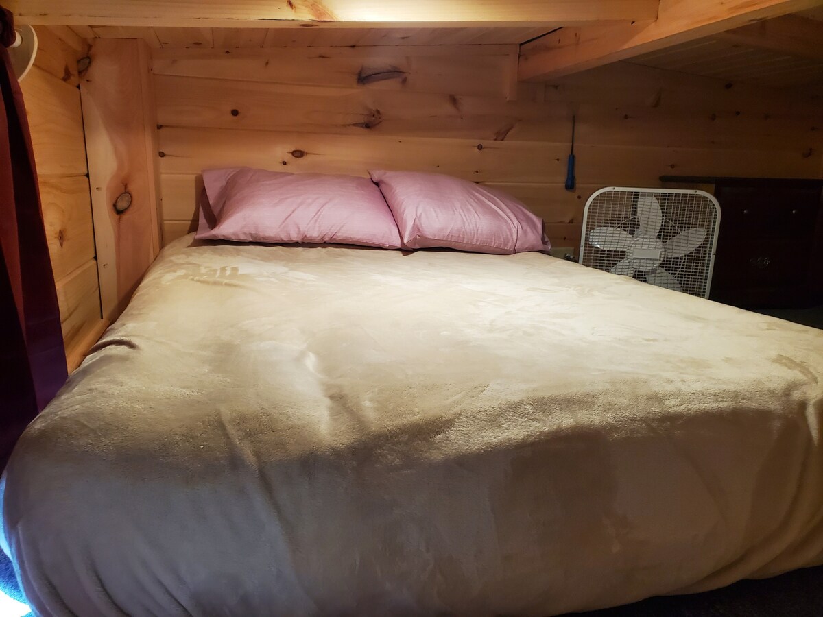 Dos colchones completos de 8". Están configurados y listos para usar.  También hay 2 ventiladores para uso personal.