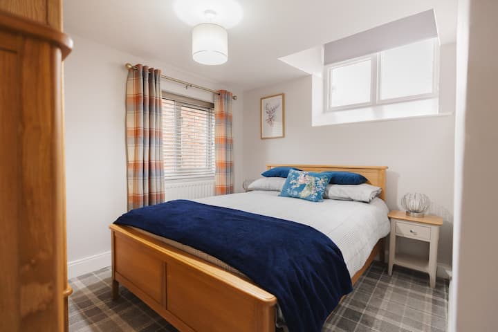 מיטה זוגית נוחה במיוחד. מזרן בינוני, שוב לא קשה או רך מדי. בחירת כריות x4 סוגים שונים. 
ארון בגדים כפול. 
. מגירות גבוהות
. מייבש שיער
מנורות הפעלה/כיבוי
מראה עם תאורה