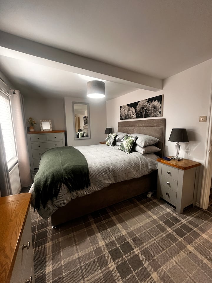 מיטת קינג סייז נוחה במיוחד עם מזרן בינוני לכולם. לא קשה מדי ולא רך מדי. יש 4 סגנונות נוחות שונים של כריות לבחירה. 
ארון בגדים משולש
שולחן רחצה 
מראה עם תאורה
. מייבש שיער 
. קולבים
. תקע USB
. מגהץ 