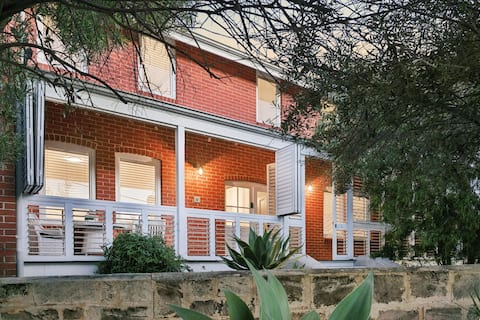 North Freo Retreat | Walk to Beach, River & Train