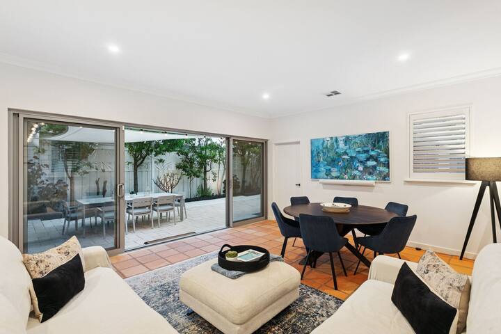 North Freo Retreat | Walk to Beach, River & Train