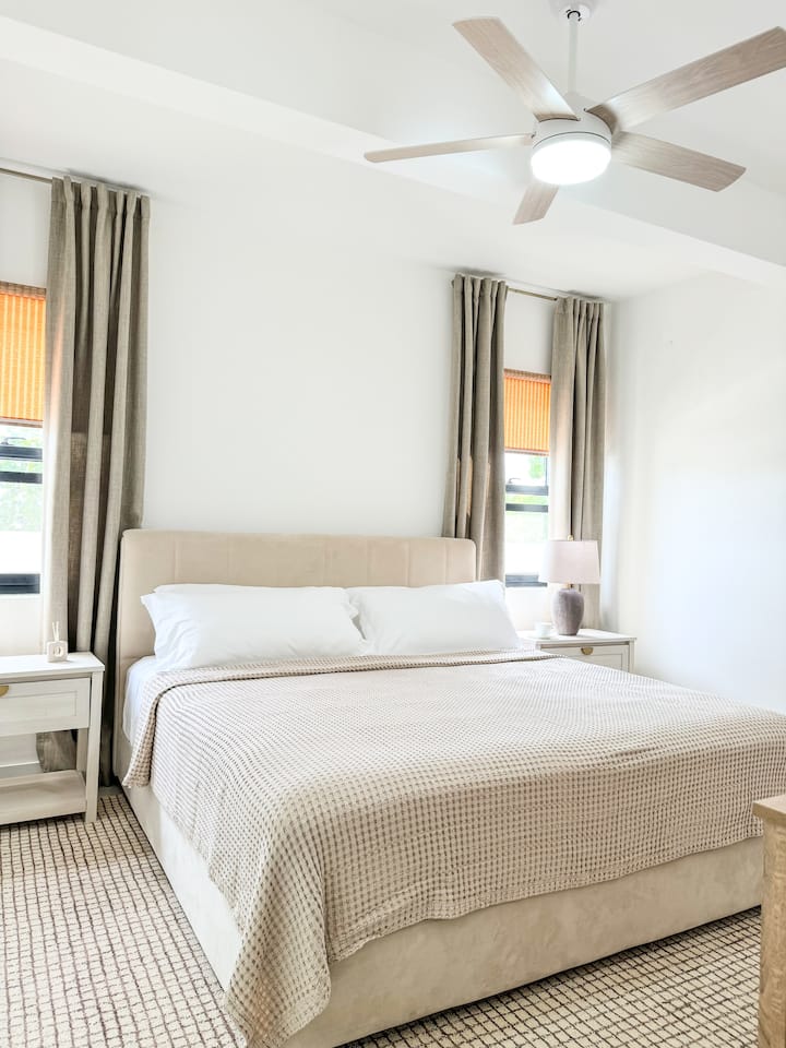 Დიდი ზომის საწოლი კონდიციონერით და ჩამქრალი განათების ვენტილატორით. 