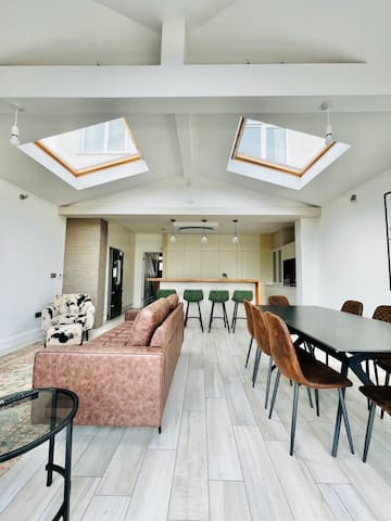 4 Beds 3 Bath House with Parking close to Tube