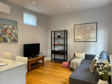 Successful Airbnb property: Gorgeous 2 Bed Town Central Home + Free Parking! in Guildford